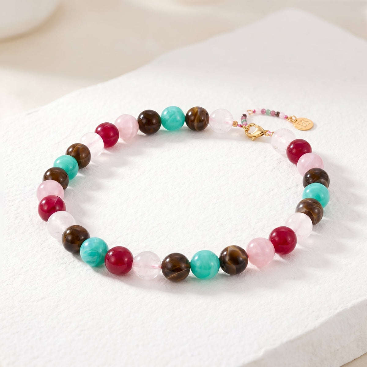 두꺼운 빨간 구슬 목걸이